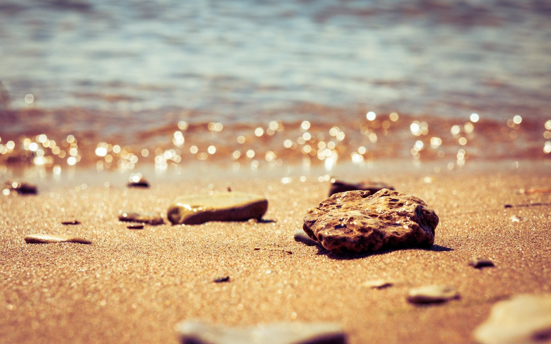 Песок в море