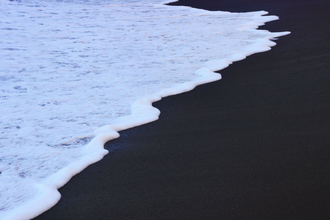 Санторини пляж черный песок