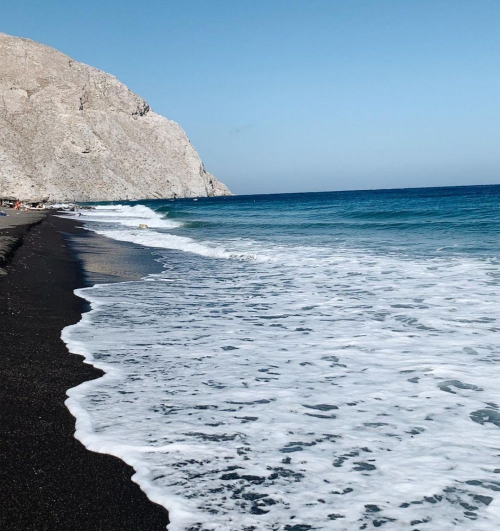 Санторини пляж черный песок