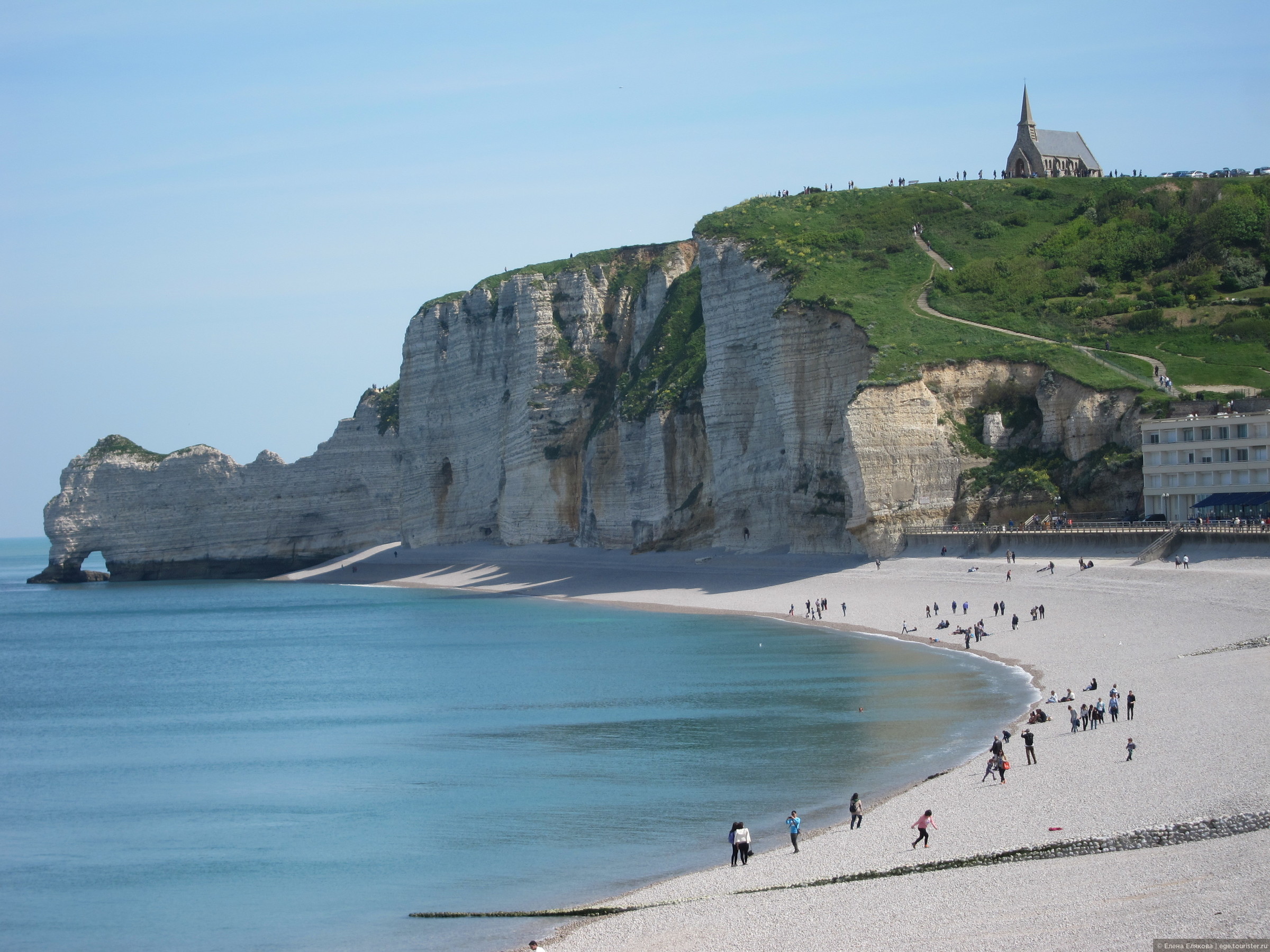 Нормандия в июне. Этрета Нормандия. Пляж Этрета Нормандия. Этрета Франция достопримечательности. Нормандия 2023 пляж.