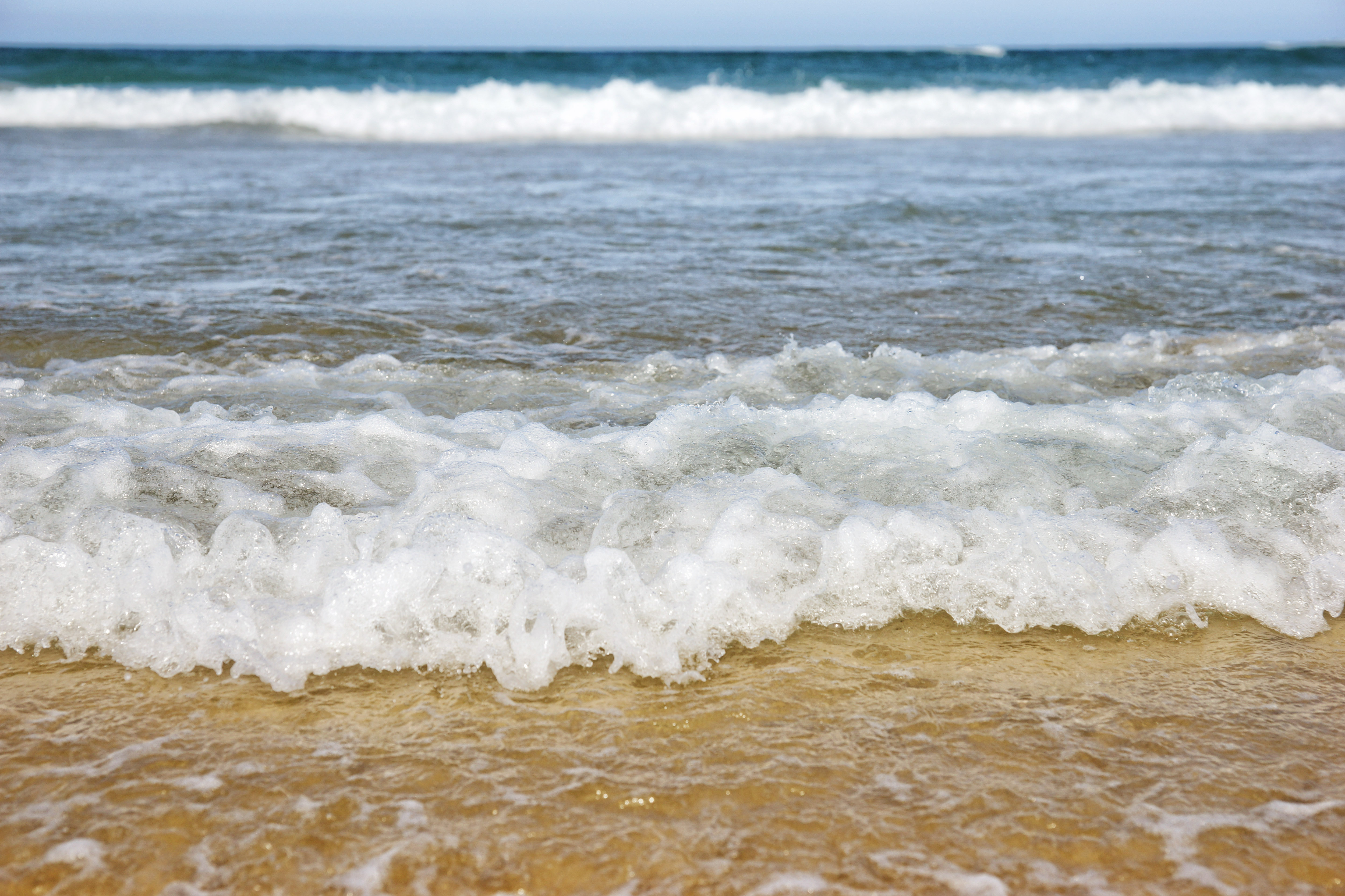 Морской прибой это. Ситжес волны морской Прибой. Море, волны. Пляж волны.