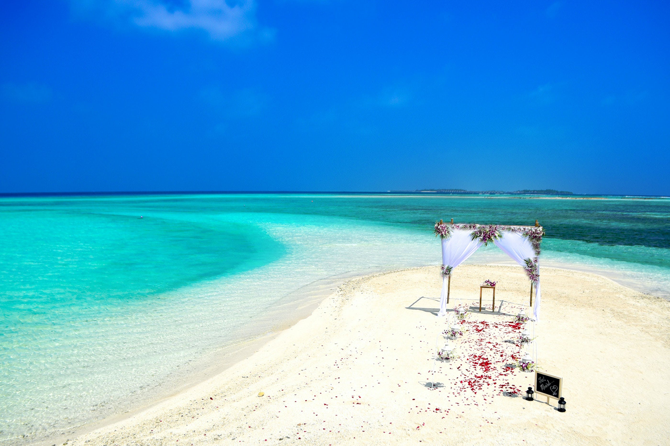 Пляж с белым песком и голубой водой