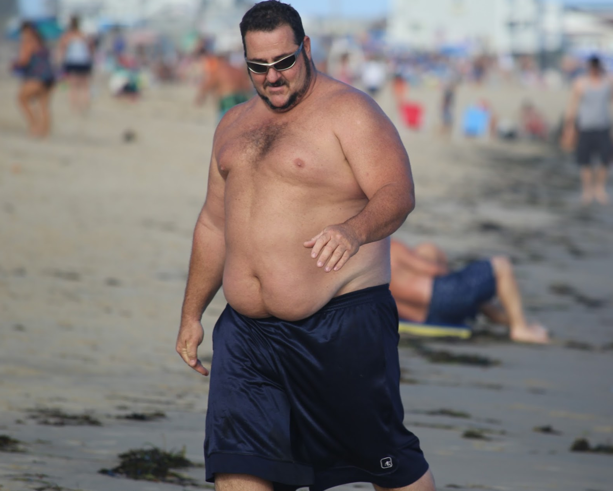 Красивый жирный мужик. Полные мужчины на пляже. Полный мужчина.
