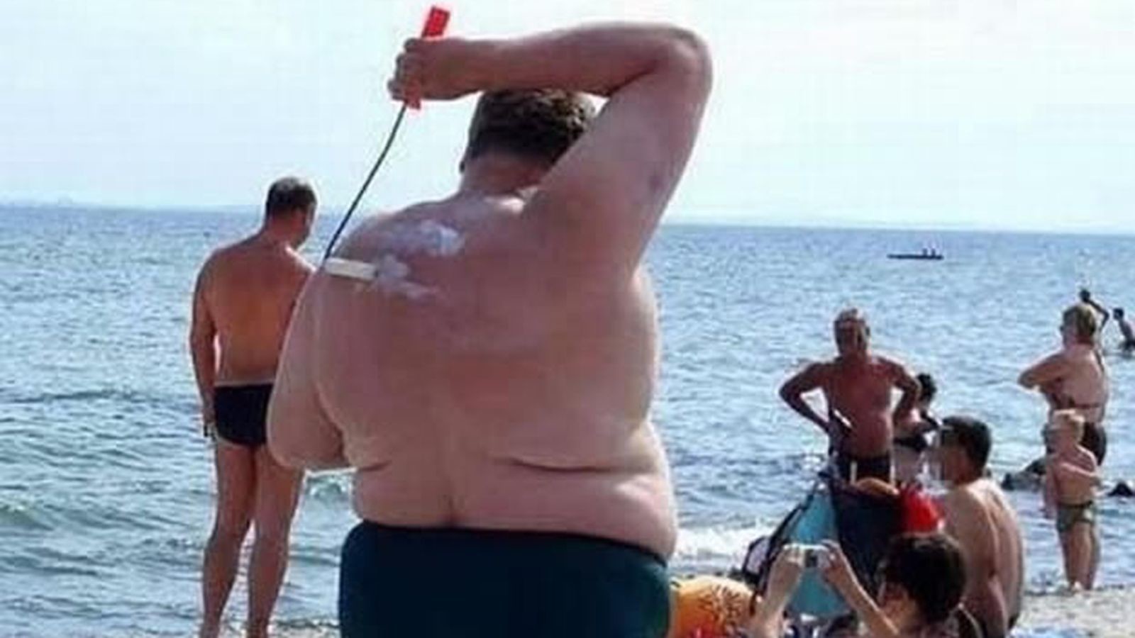 Жирные люди на пляже