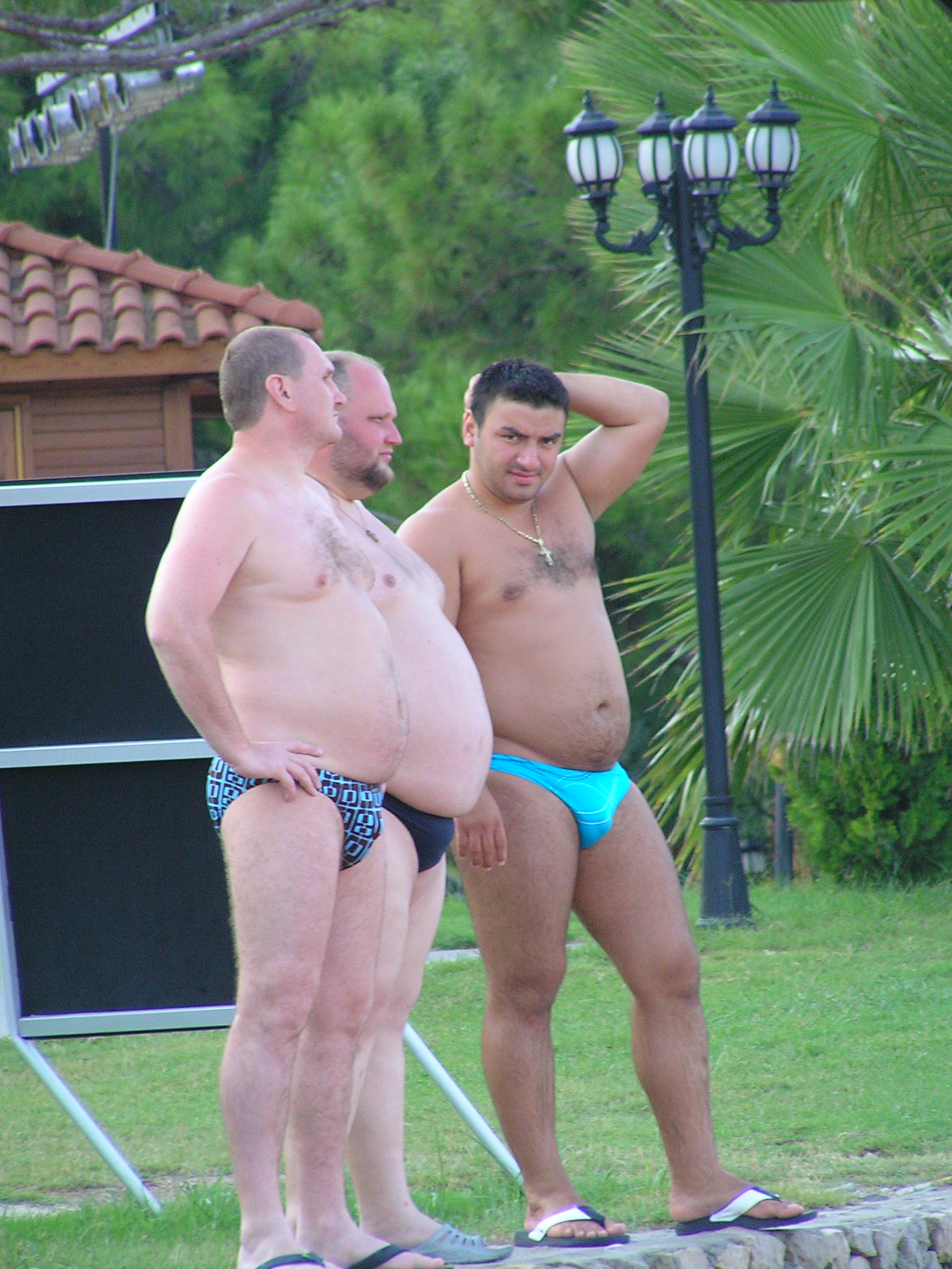 Толстые парни на пляже