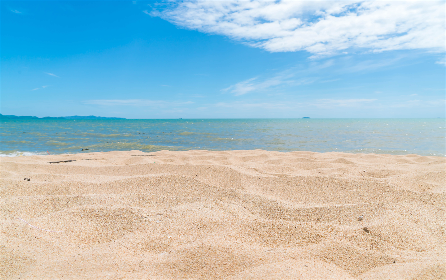 Песчаный берег торжественно вручить. Море песок. Песчаный пляж. Пляж песок. Песочный пляж.