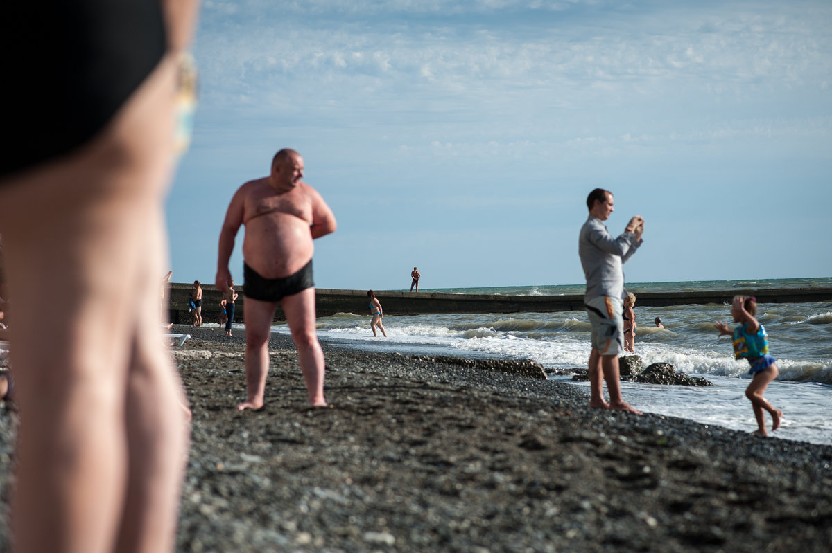 Фото людей на диком пляже