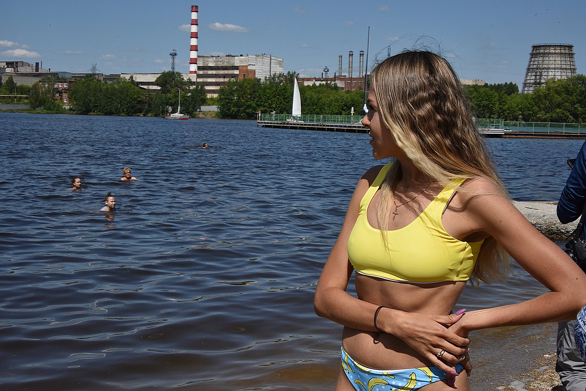 Летом будет 19. Жаркое лето девушки. Девушки жарким летом. Девушки на московских пляжах. Девчонки летом в жару.