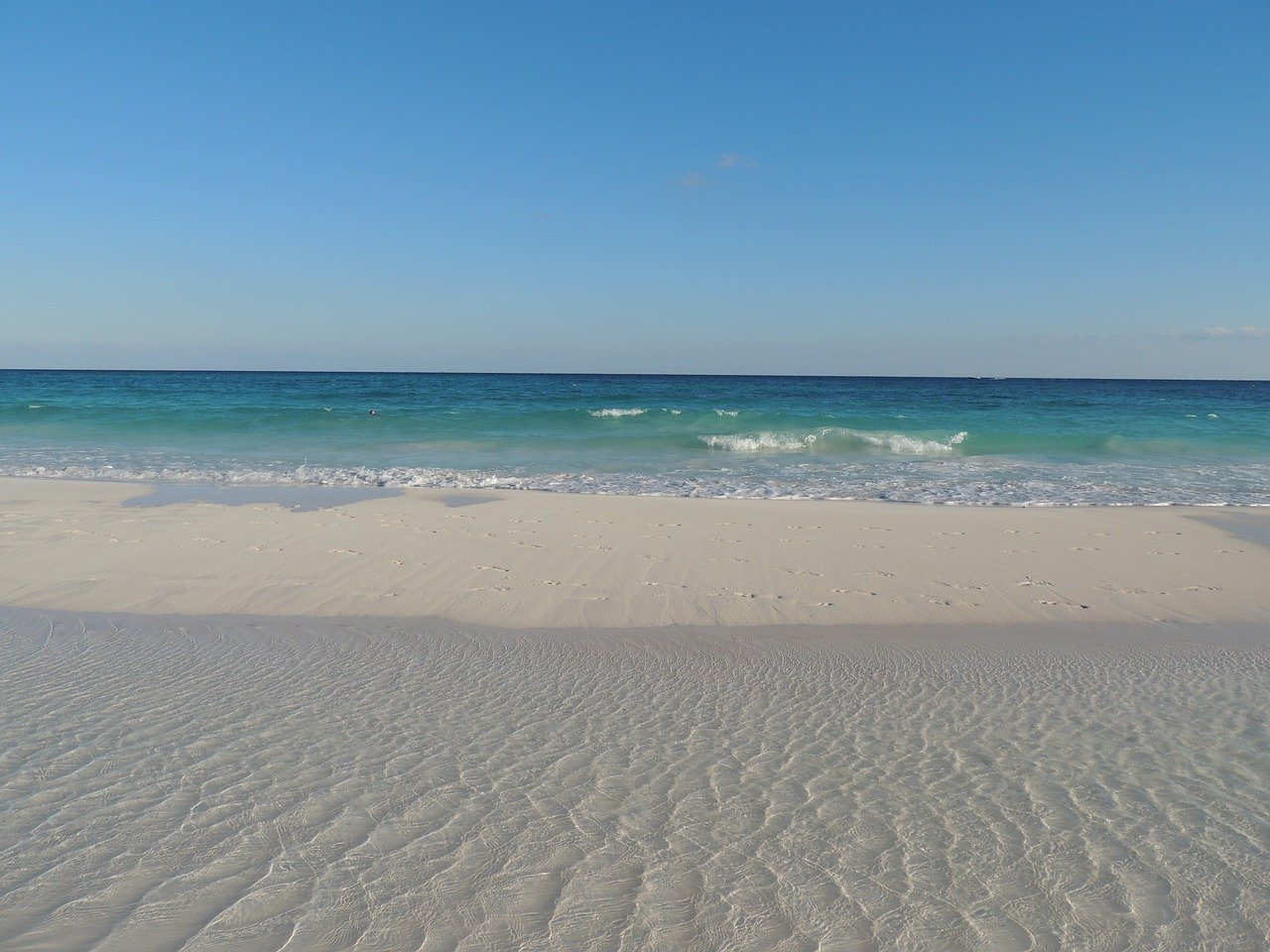 Прозрачное море и пляж песочный красивые лучшие обои