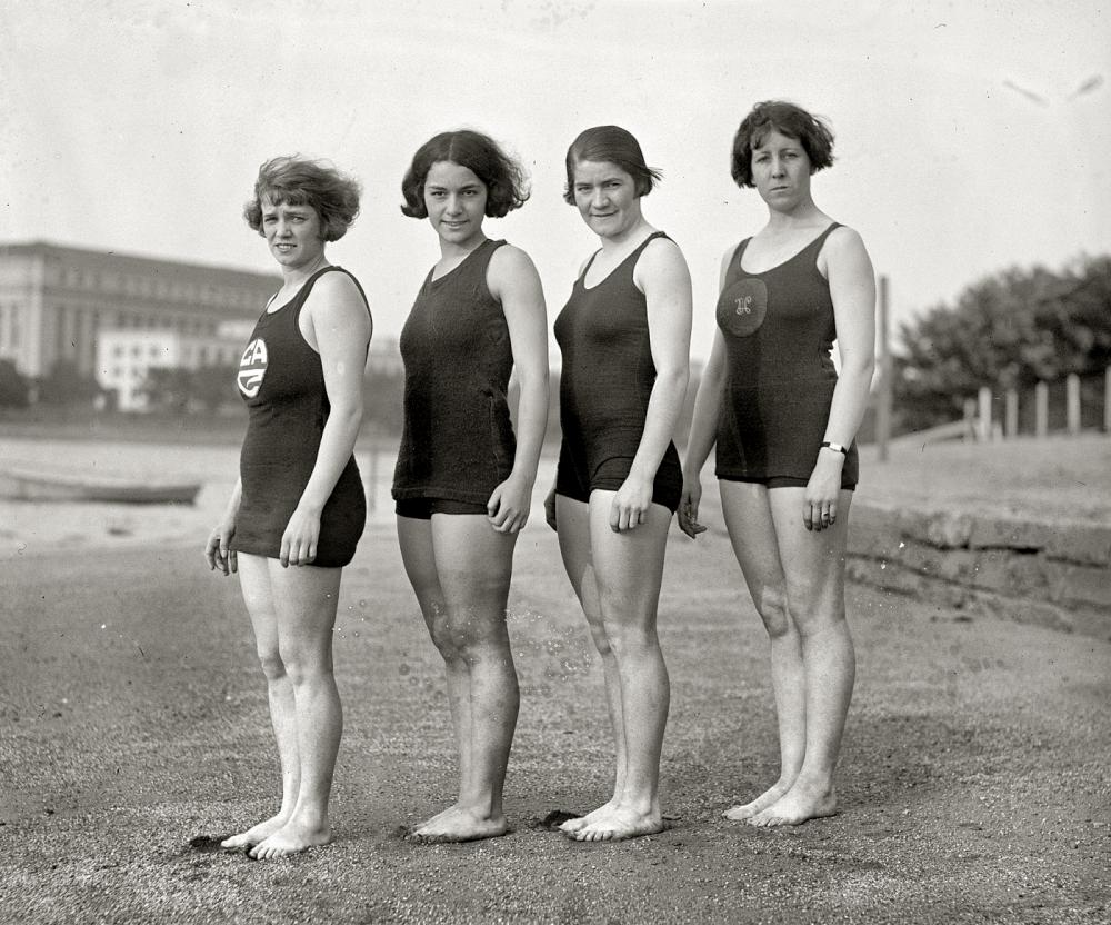Женщины в ретро купальниках.