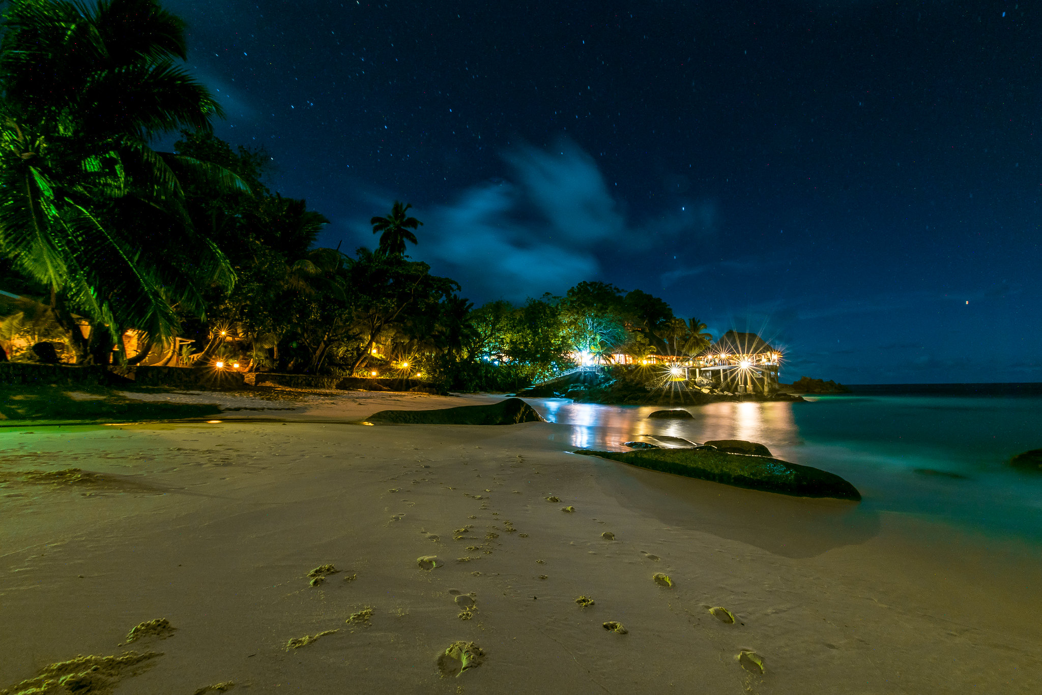 Пляж на острове ночью