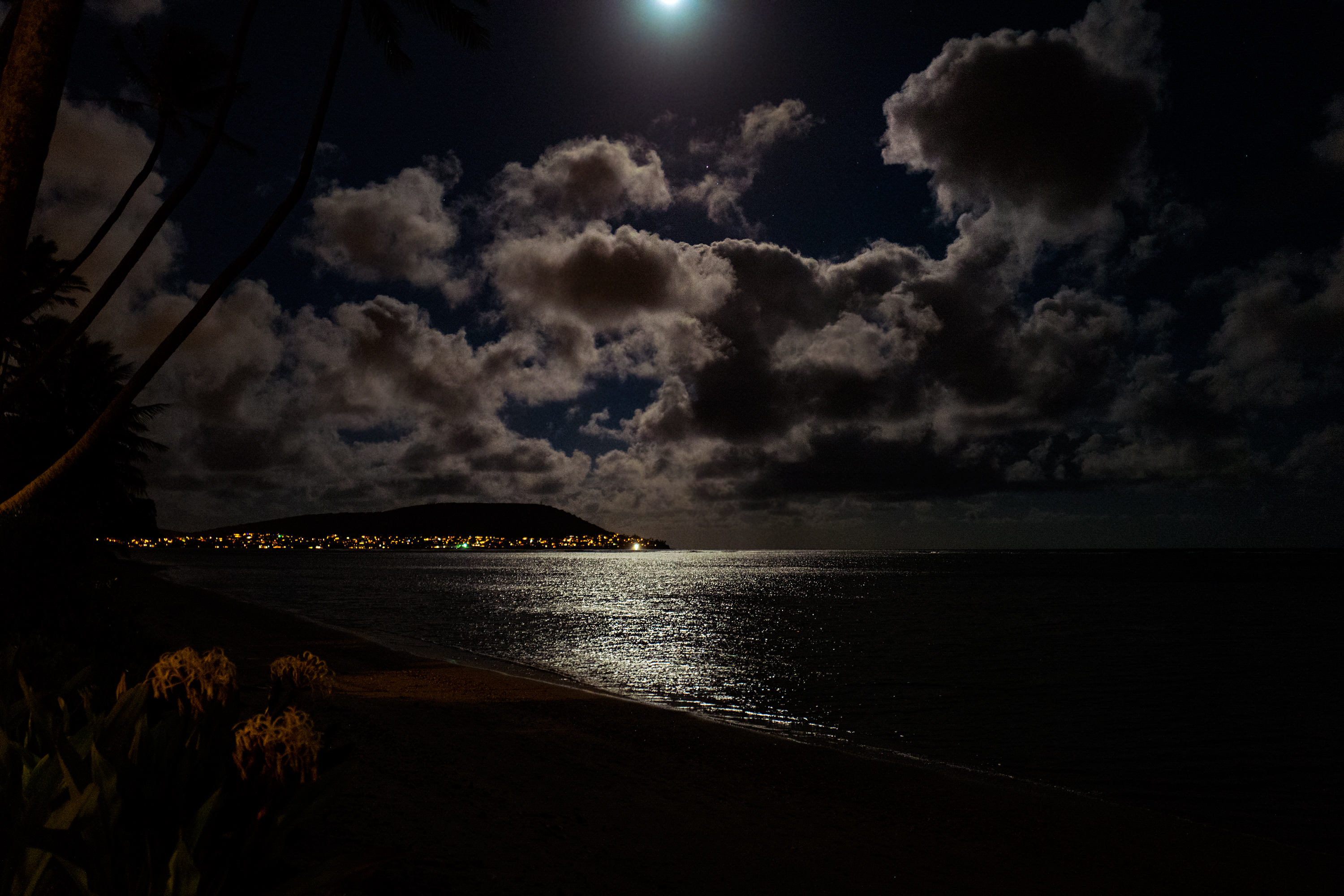 Ночью берег на море