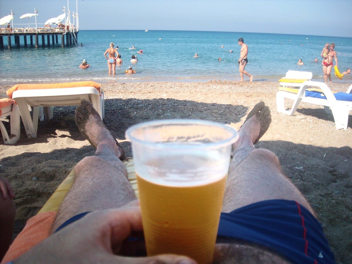 Попит фото. Пиво на пляже. Пивко на пляже. Холодное пиво на пляже.