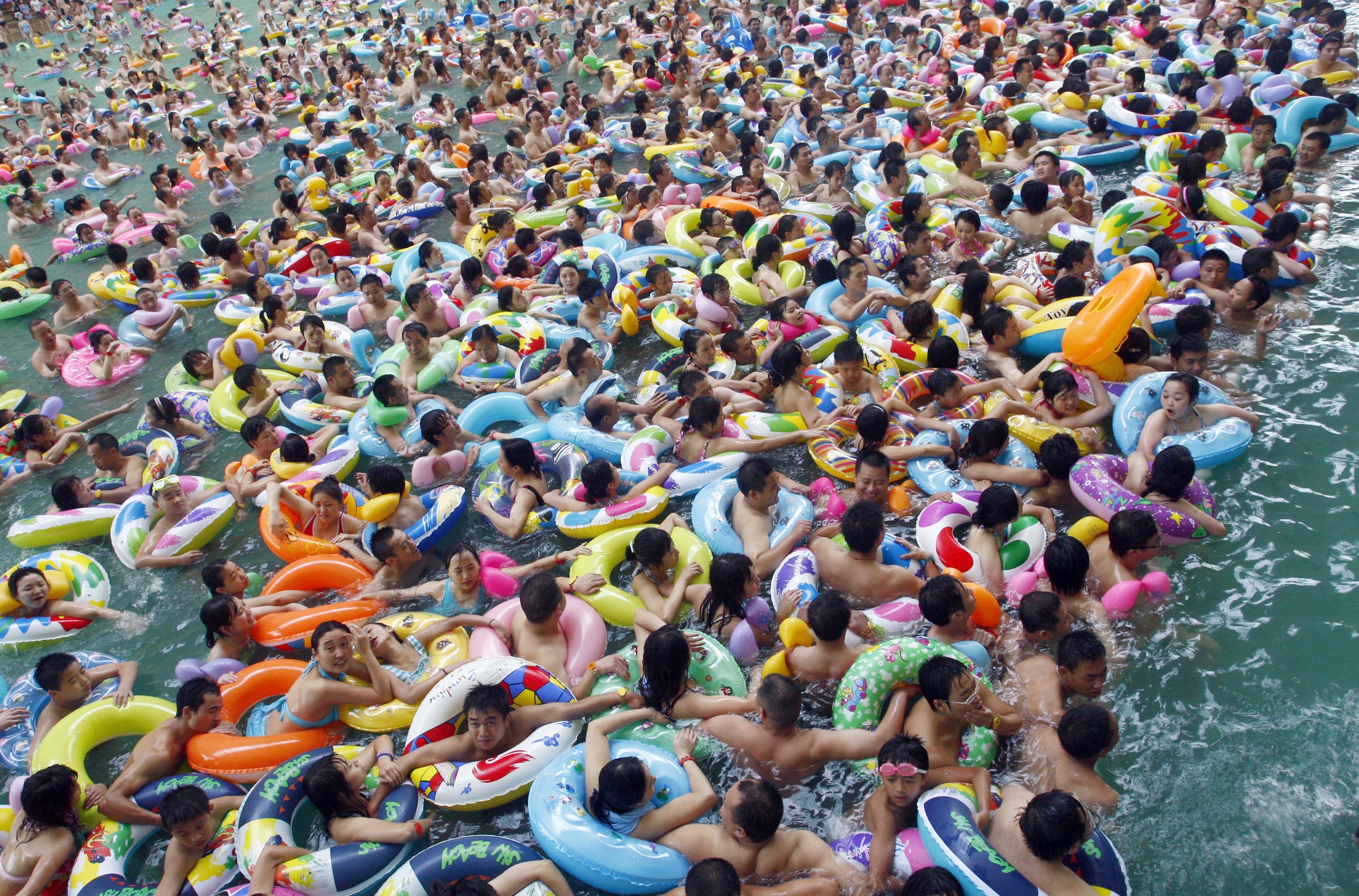 китайцы в море толпа