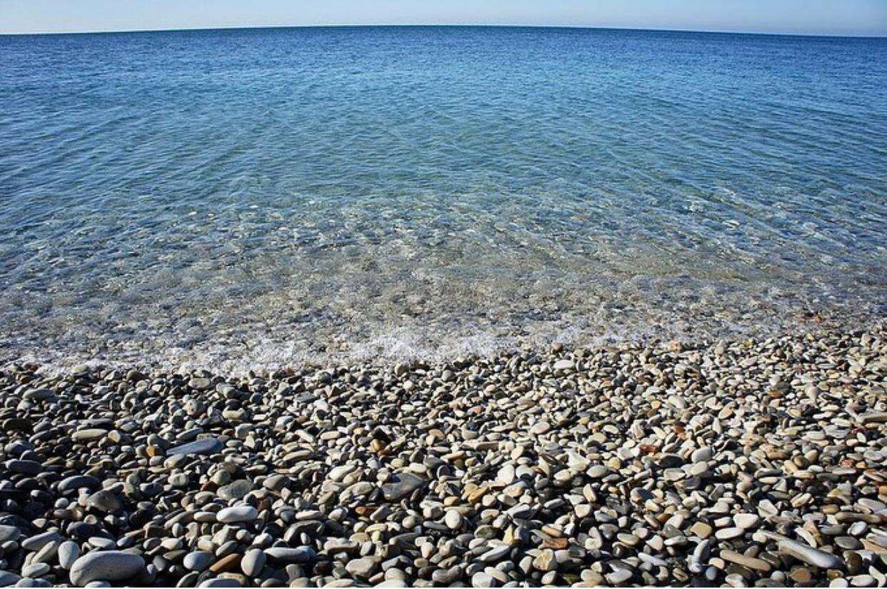 Где в краснодарском крае самое чистое море. Джемете галечный пляж. Галечный пляж Абхазия. Галечный пляж Лоо. Галечный пляж Адлер.