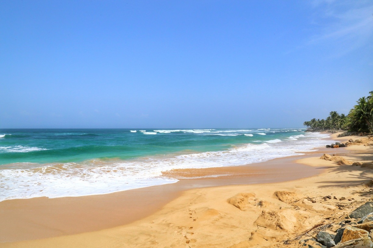 The beach шри ланка. Бентота, Бентота. Пляж Бентота. Пляжи Бентоты Шри Ланка. Лонг Бич Шри Ланка.