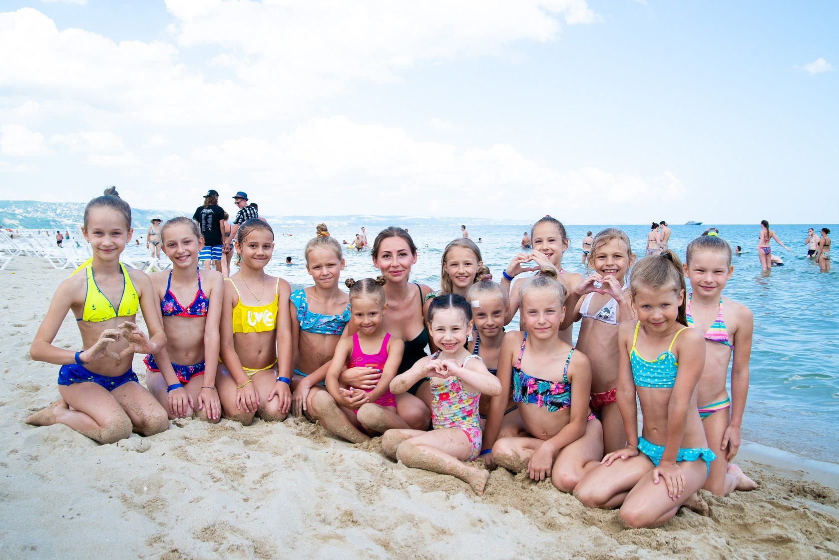 девочки в лагере на пляже