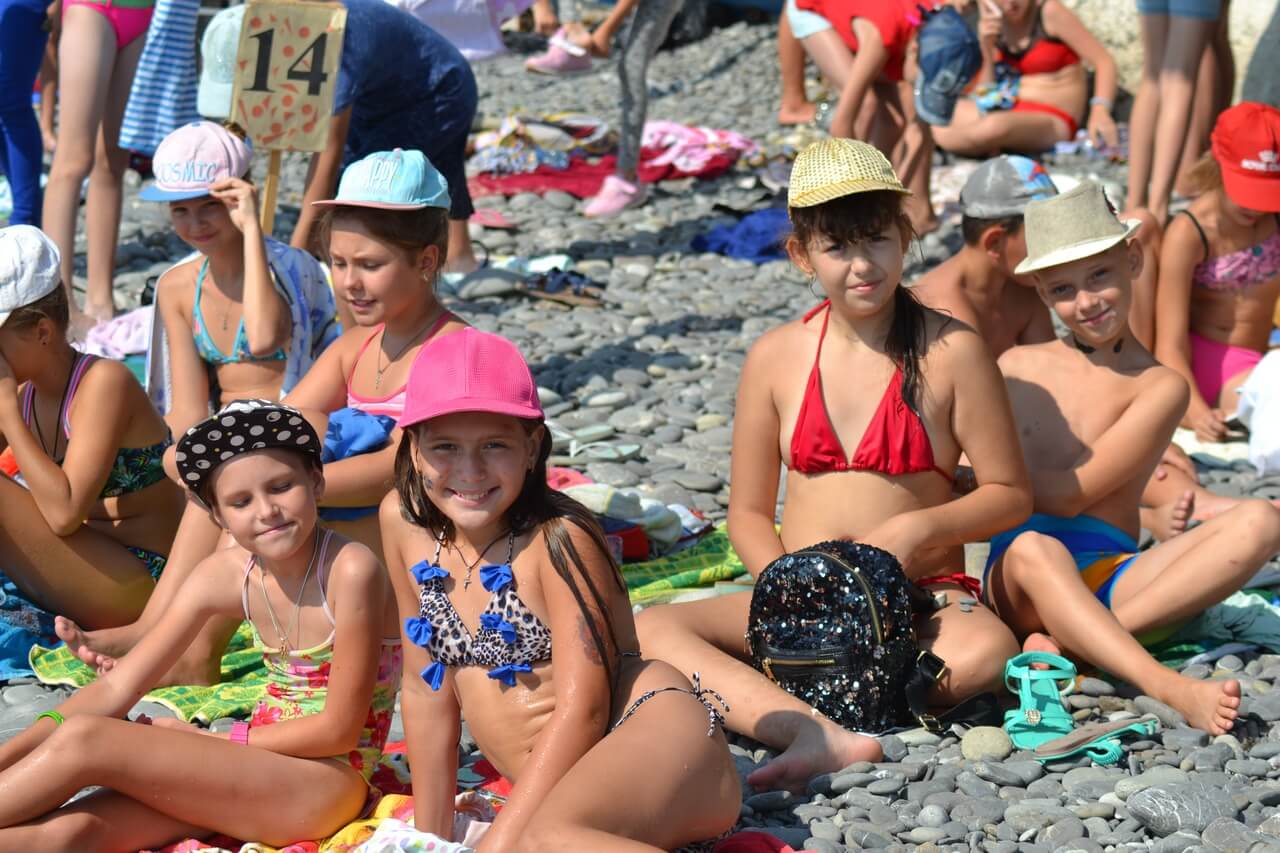 дети на пляже лагерь