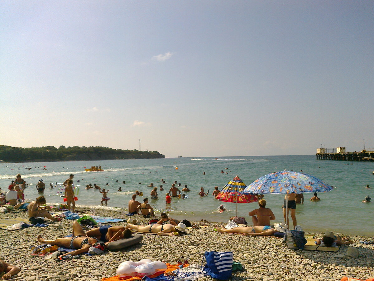 Пляж в голубой бухте геленджик