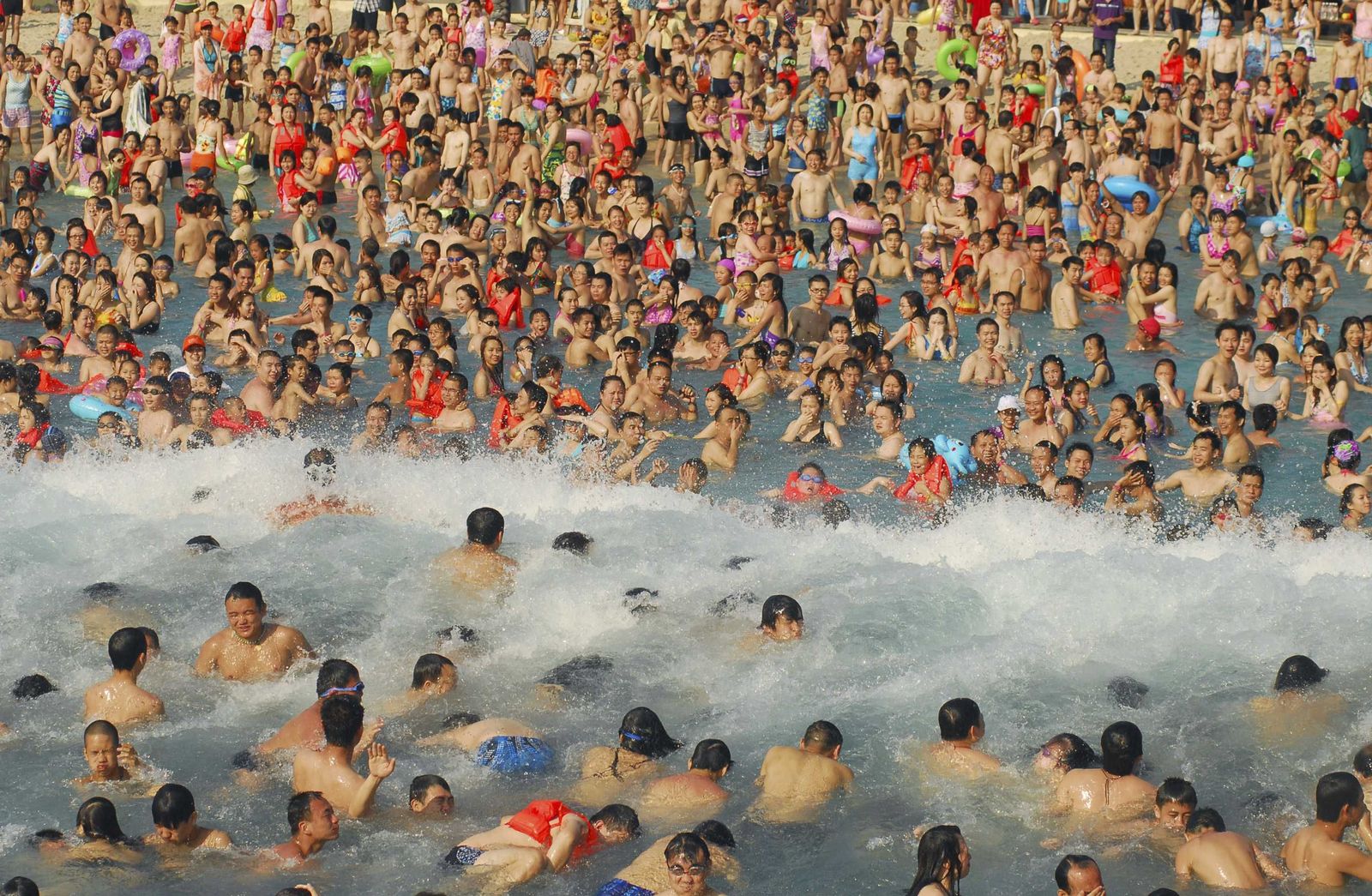 Как купаются китайцы в море