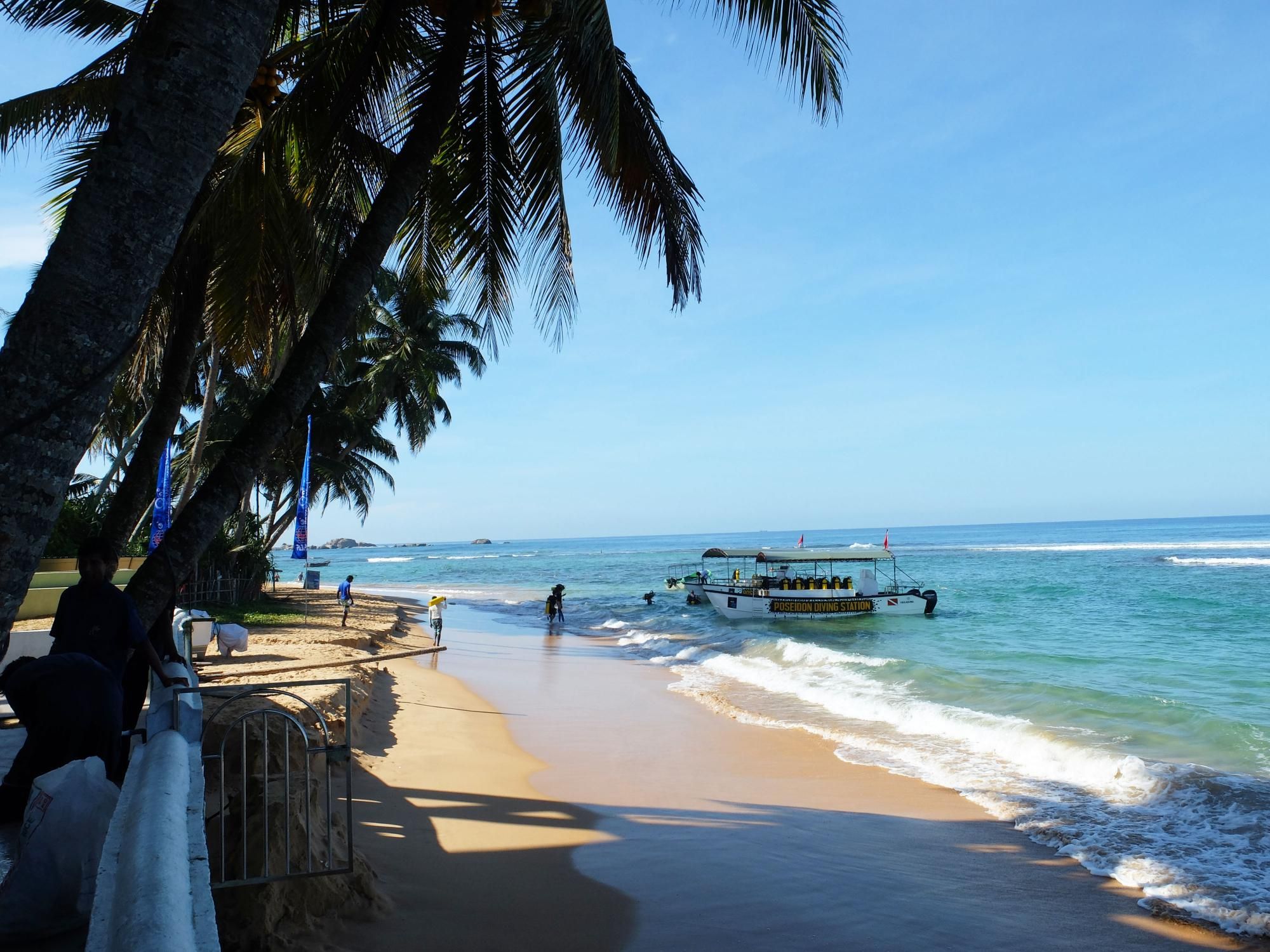 Пляж хиккадува шри. Хиккадува Шри Ланка. Пляж Хиккадува Шри Ланка. Бухта Хиккадува. Hikkaduwa Beach Шри Ланка.