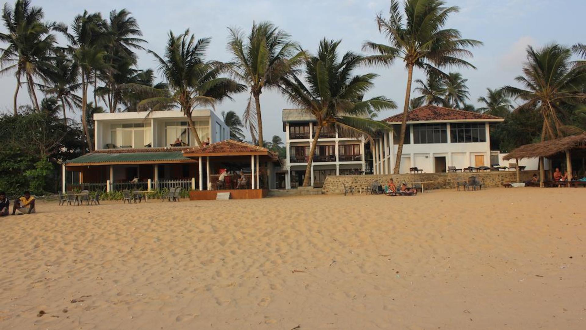 Пляж хиккадува шри. Хиккадува пляж. Hikkaduwa Beach Hotel Шри Ланка. Пляж Хиккадува Шри Ланка. Пляж Хиккадува на Шри Ланке.