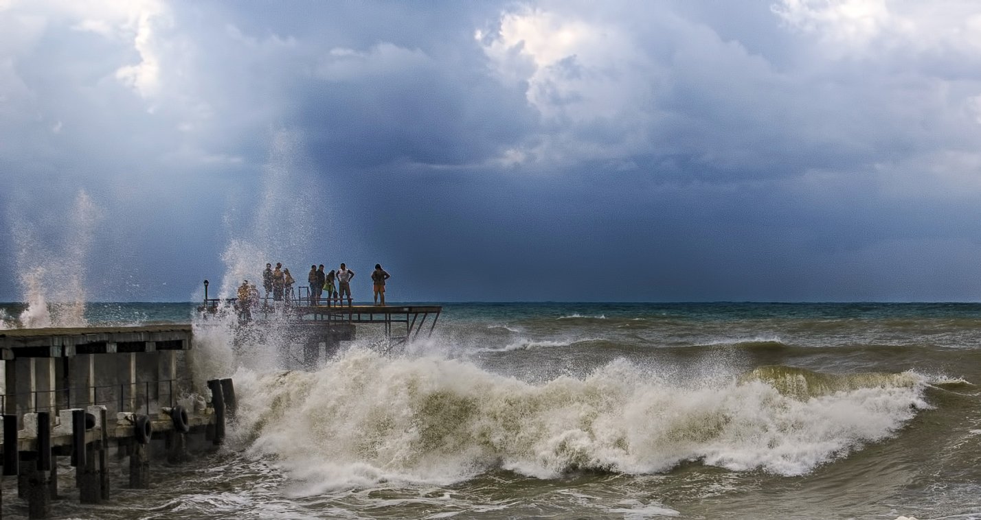 Какие сейчас волны. Шторм на черном море в Сочи. Черное море шторм Анапа. Волны шторм Сочи. Черное море Лазаревское шторм.