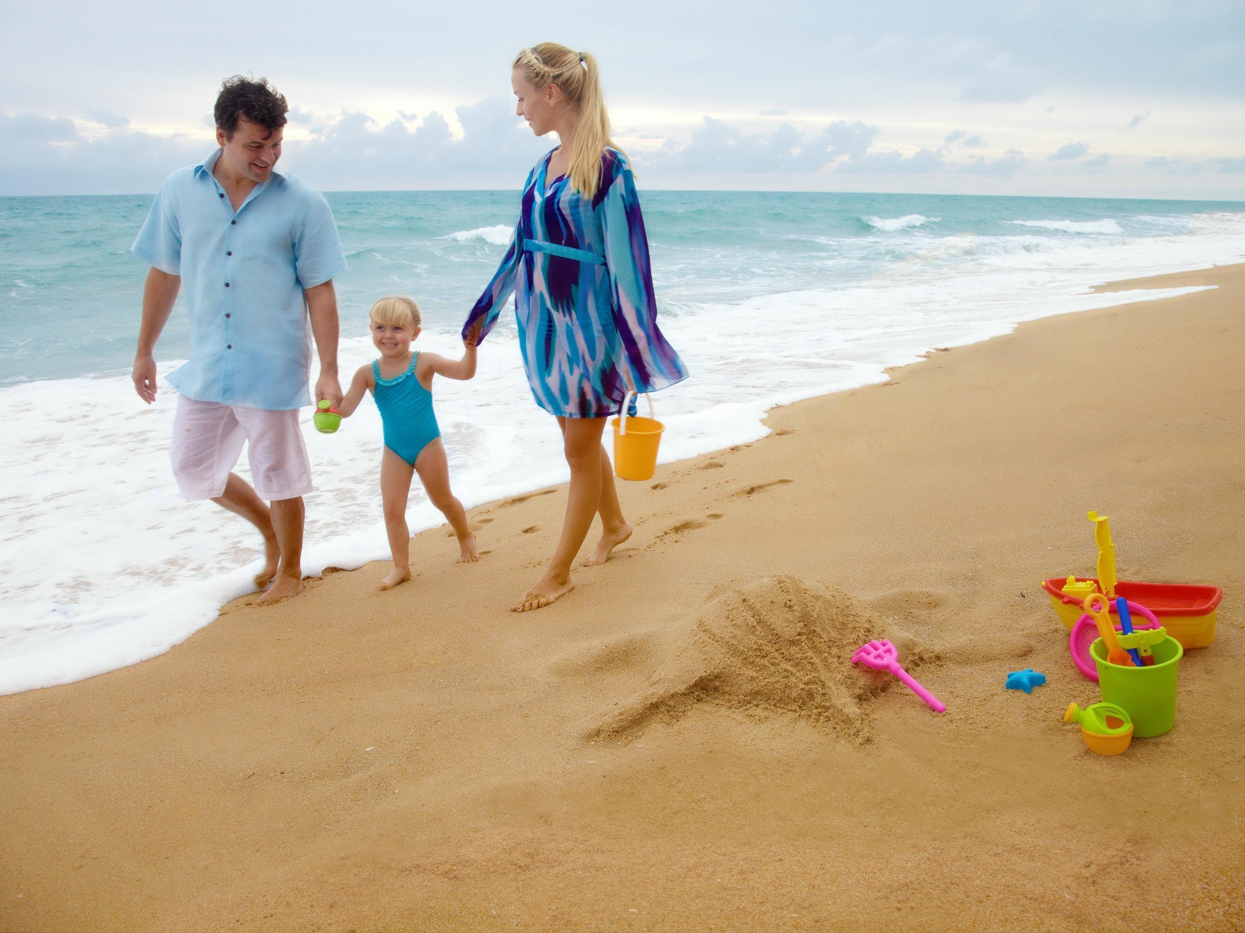 Дети семья пляж