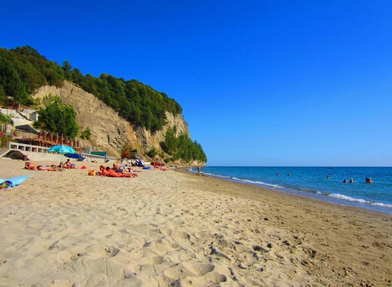 Песчаный пляж в Абхазии рыбзавод