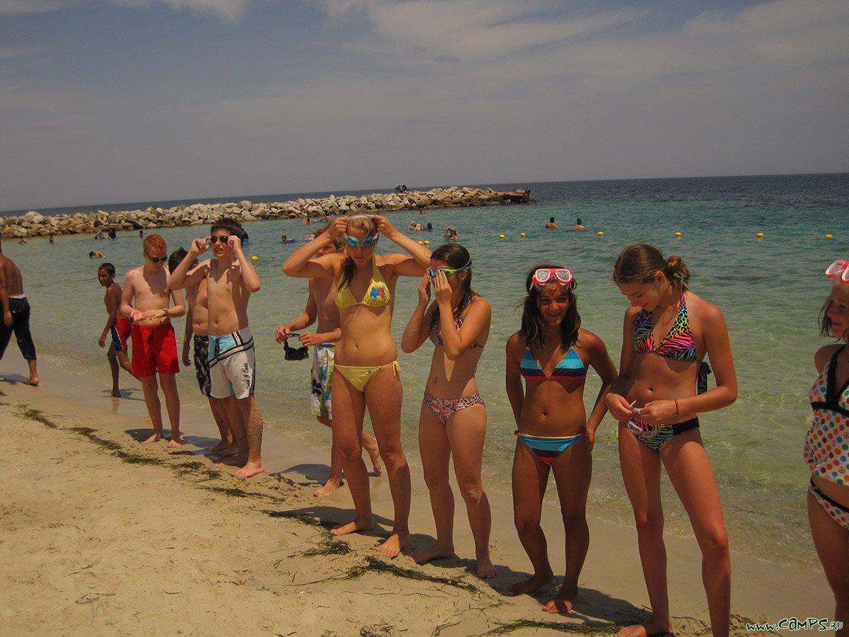 Артек пляж. Хью клаб лагерь Тунис. Артек лагерь в Крыму ,пляж. В лагере на пляже. Детский лагерь пляж.