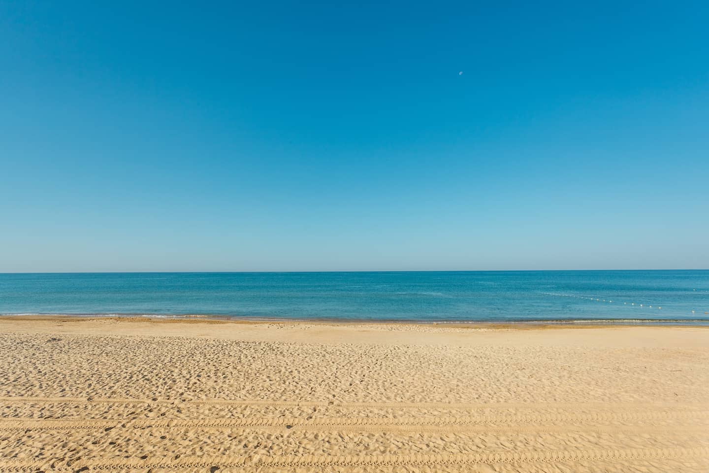 песчаный берег на море