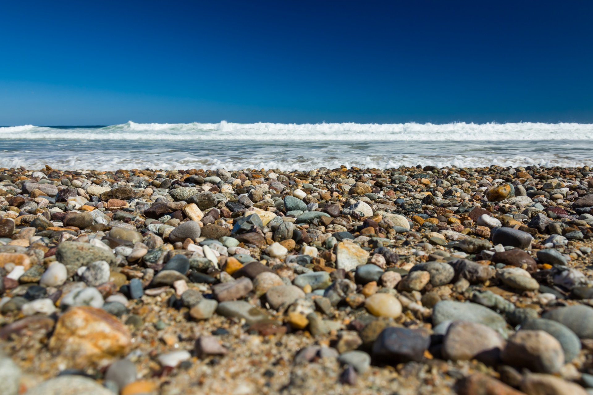 Галька крыма. Анапа галечный пляж. Галечный пляж Анапа камни. Галечный пляж в Крыму. Каменный пляж Сочи Адлер.