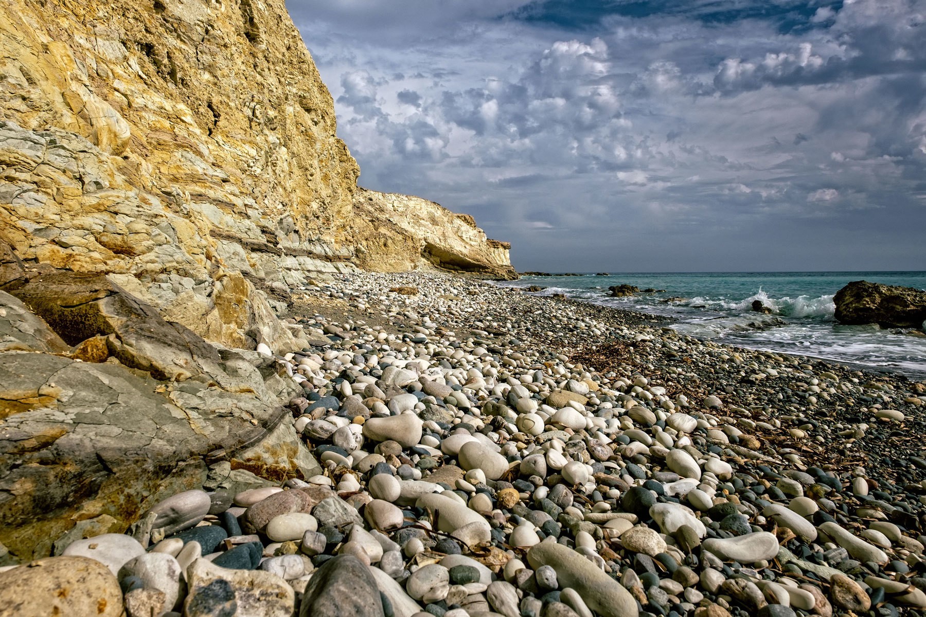 Каменистый пляж в Анапе