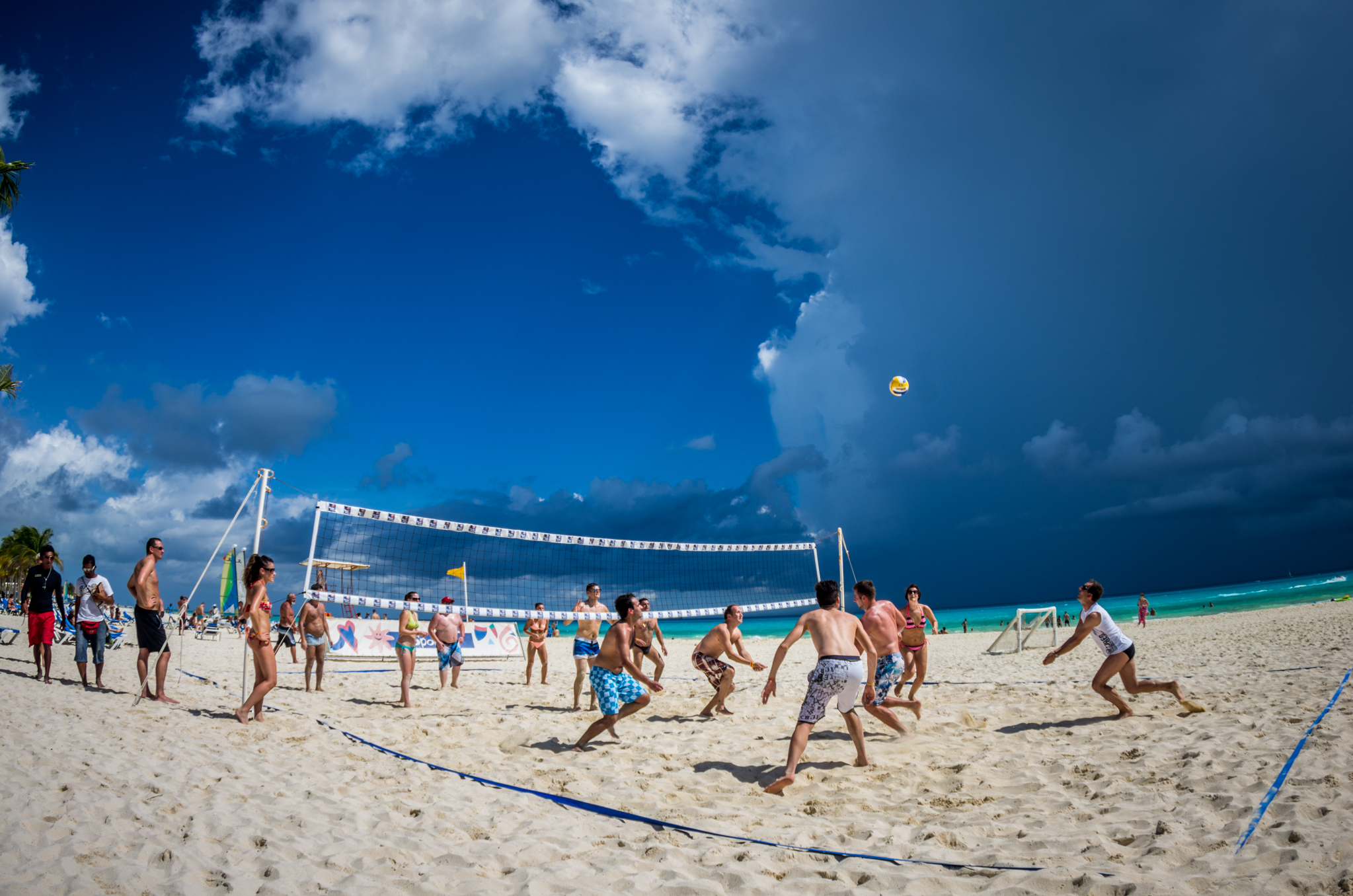 Бритая пляж. Волейбол на пляже. Волейбол на берегу моря. Волейбольная площадка на пляже. Пляжный волейбол.