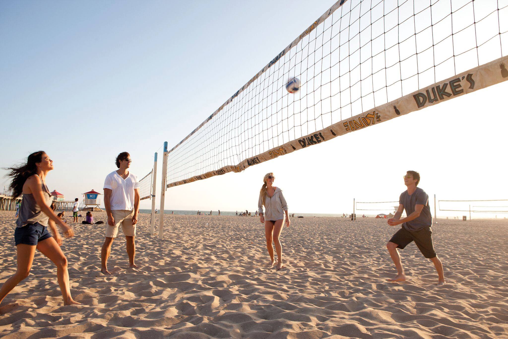 Match the beach. Пляжный волейбол. Волейбол на пляже. Пляжный волейбол на пляже. Волейбольная сетка на пляже.