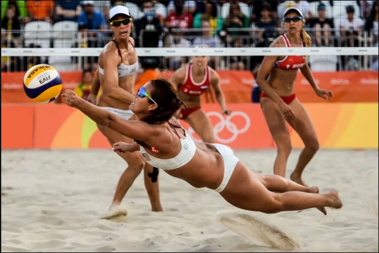 Женская игра в мяч. Женский пляжный волейбол. Волейбол на пляже.