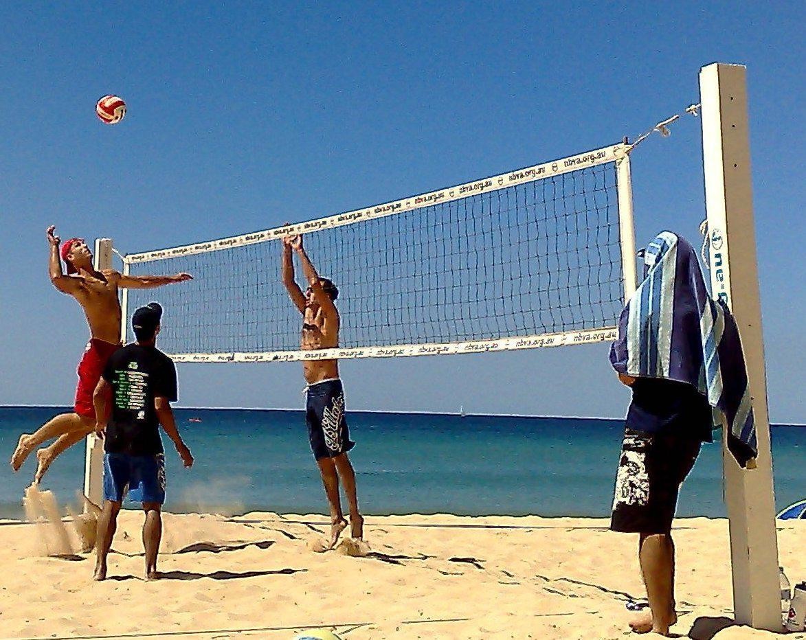Бич волейбол. Пляжка волейбол. Волейбол на пляже. Море пляж волейбол. Волейбол на берегу моря.
