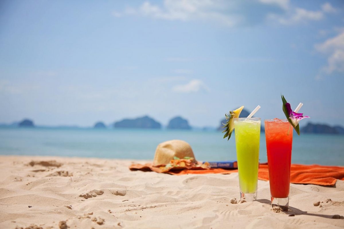 Пляж и коктейль