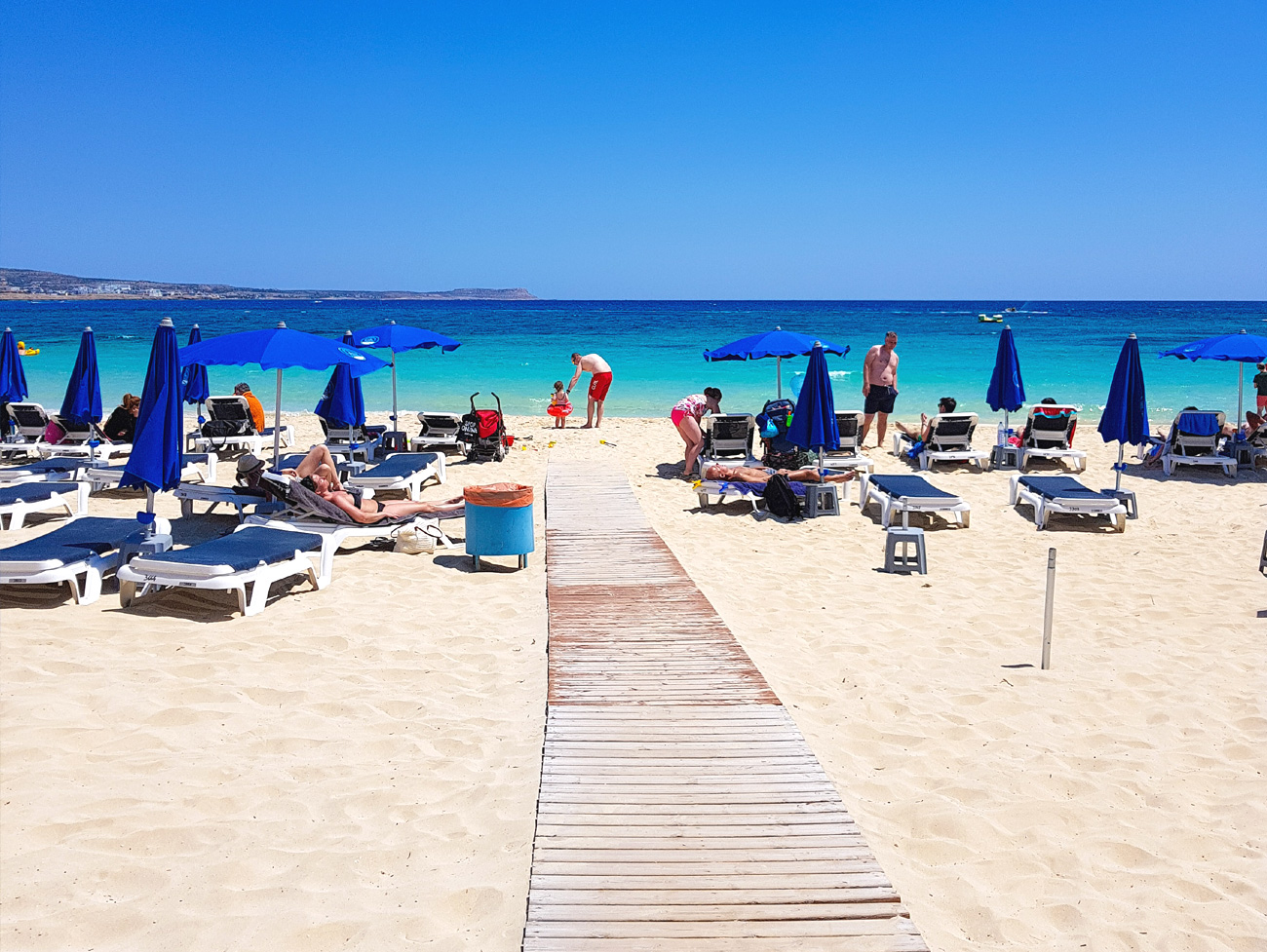Its beach beach beach. Пляж Макронисос Кипр. Макронисос Бич Айя-Напа. Макрониссос пляж Айя-Напа Кипр. Макрониссос пляж Айя Напа.
