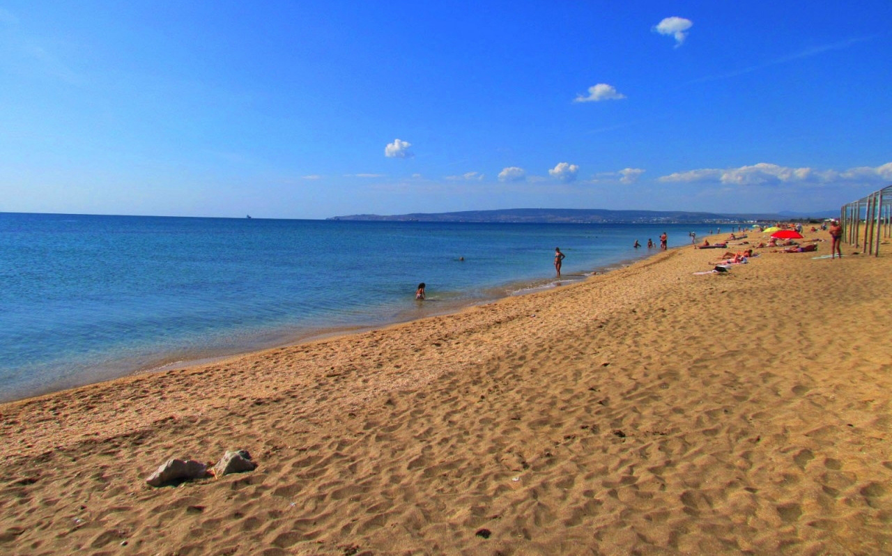Золотой пляж феодосия фото пляжа и набережной