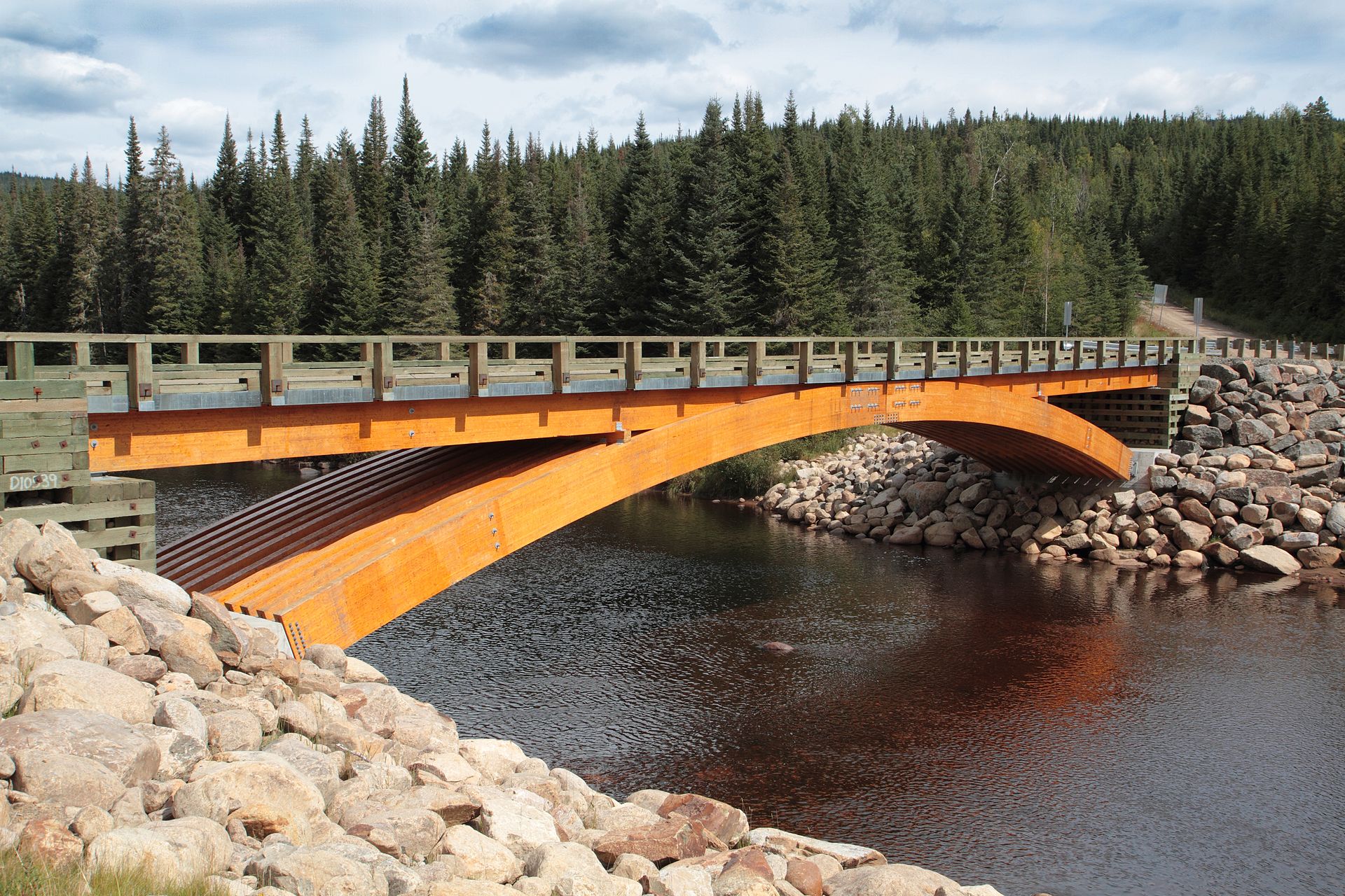 деревянный мост через реку