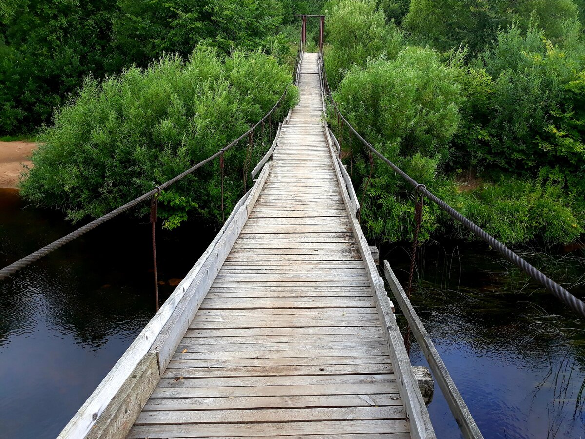 висячий мост через реку