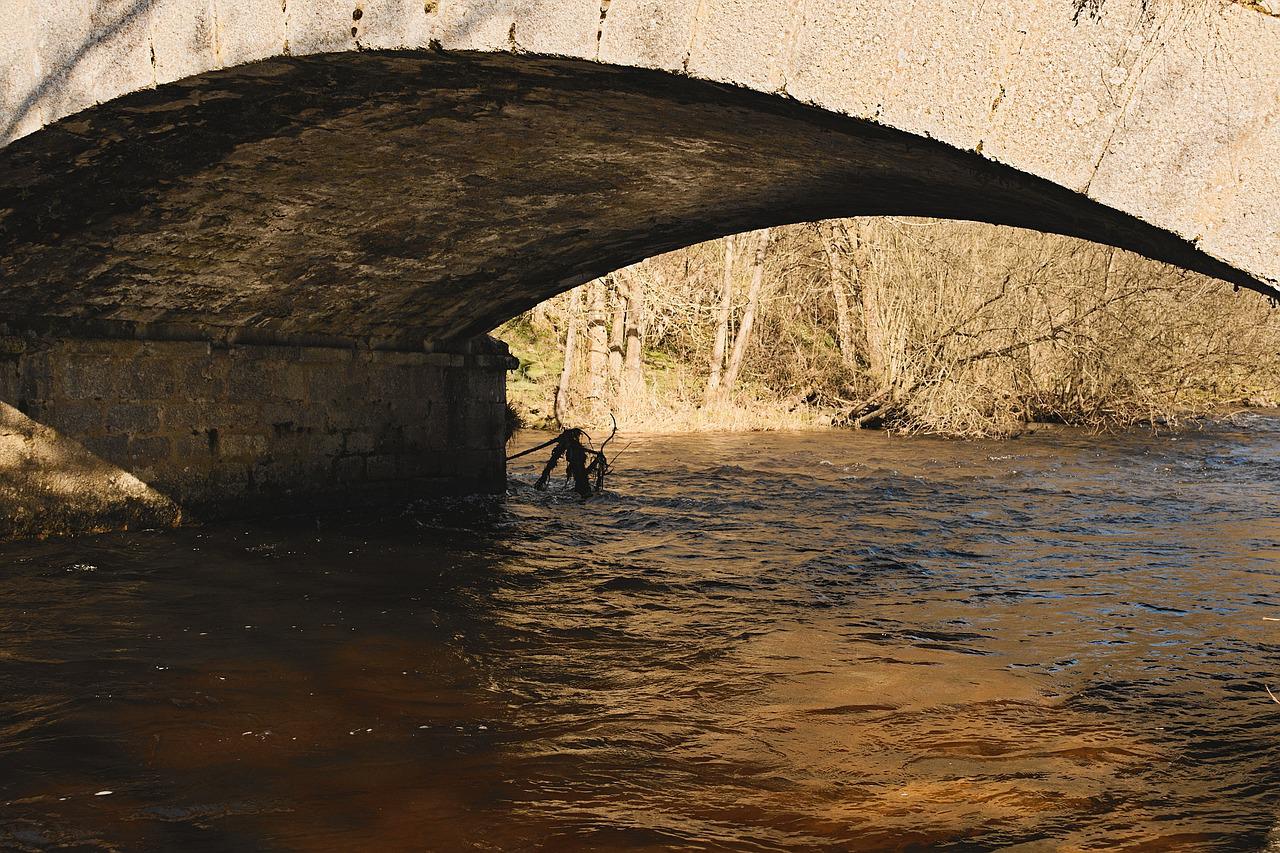 Река под прямым углом. Арка с водой. Мост под водой. Каменный сводчатый мостик. Малые водотоки и мосты.