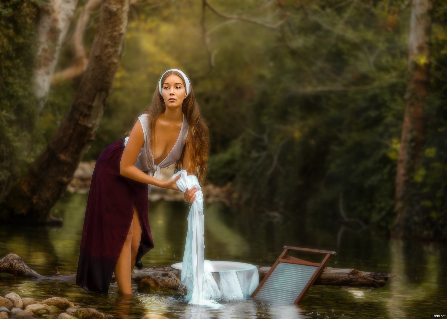 Стирают белье в реке. Фотосессия у реки. Девушка у реки. Художественная фотография. Женщина на природе.