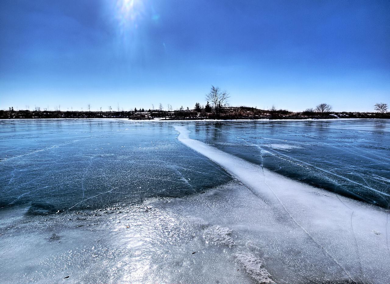 Ледовая река. Лед на реке. Лед на речке. Речка покрытая льдом. Лед на водоеме.