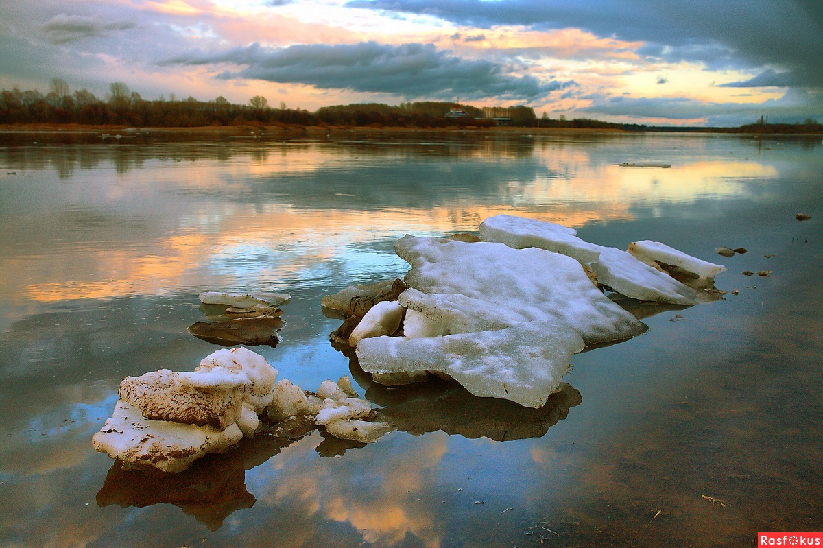 Кусочки льда на реке. Лед на реке. Лед на речке. Лед на реке тронулся. Река торосистый лед.