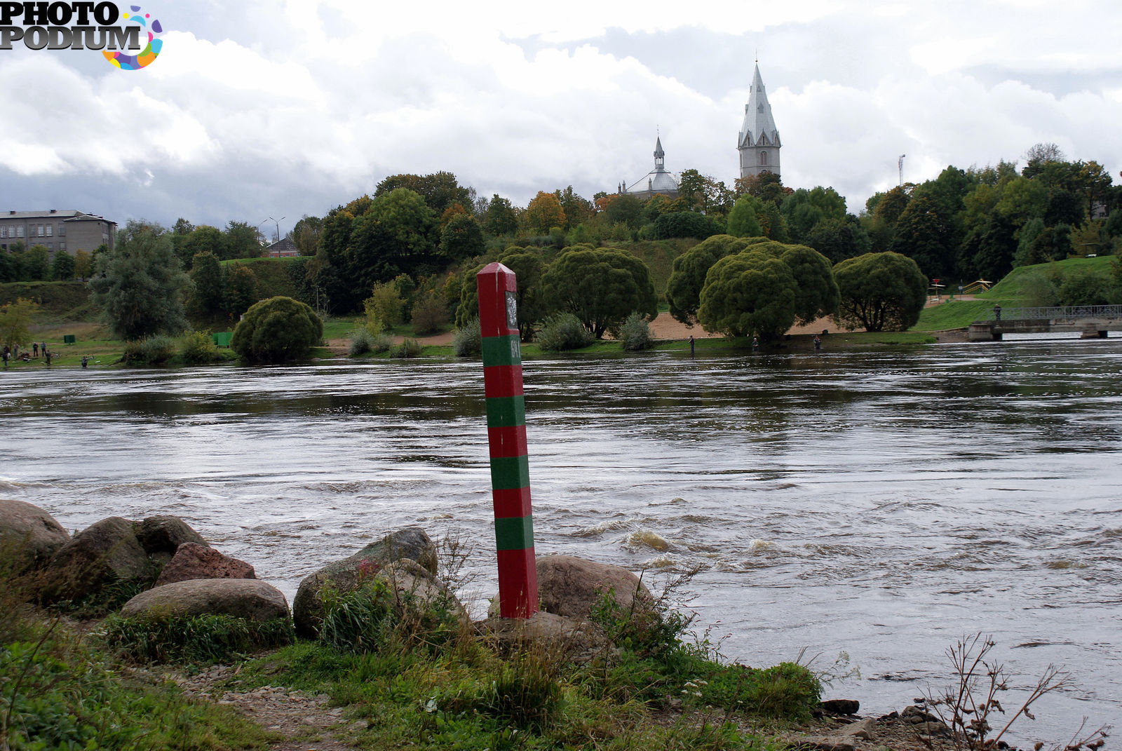 Река граница украины. Пограничный столб. Граница у реки. Рубежи на реках. Пограничный столб на памятник.
