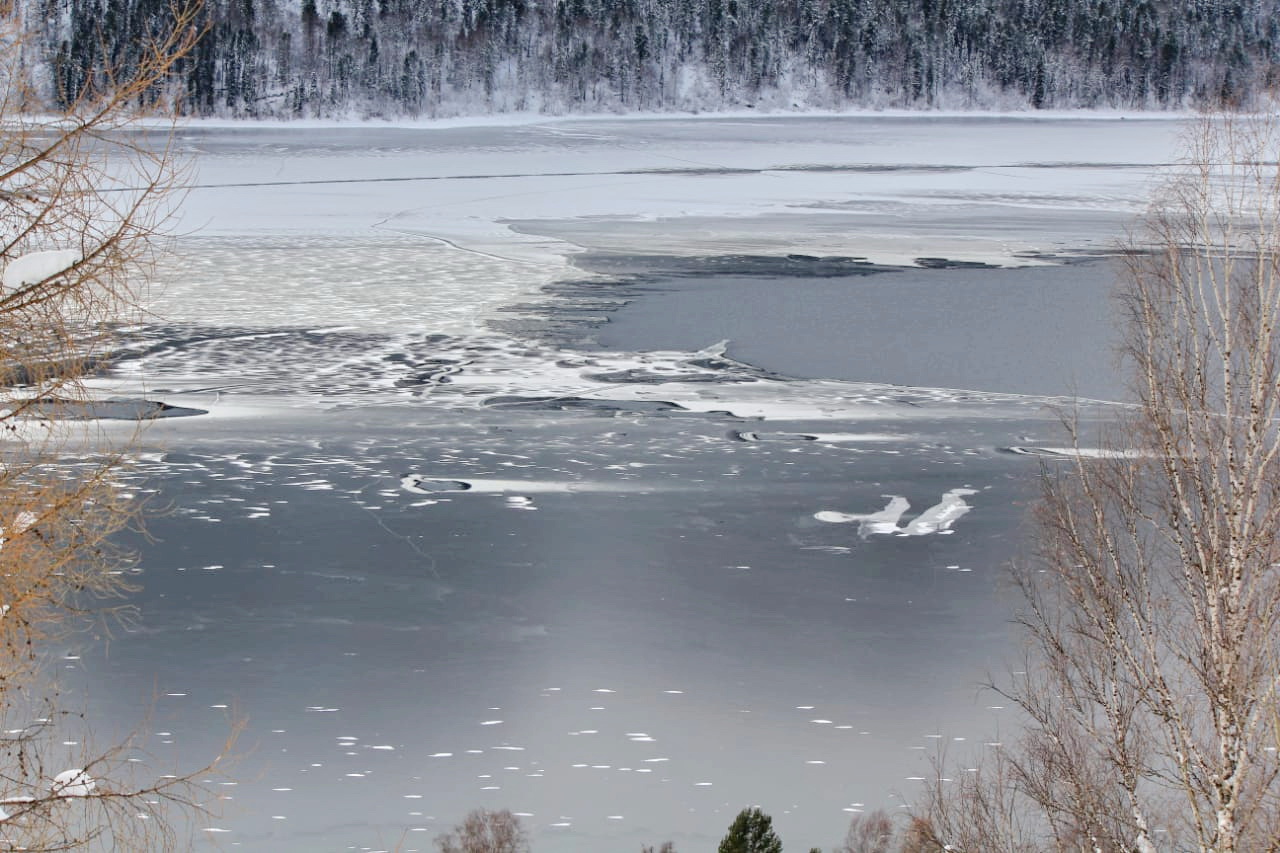 Не тающую в воде. Озеро Байкал ледостав. Лед на реке. Река покрытая льдом. Тонкий лёд на реке.