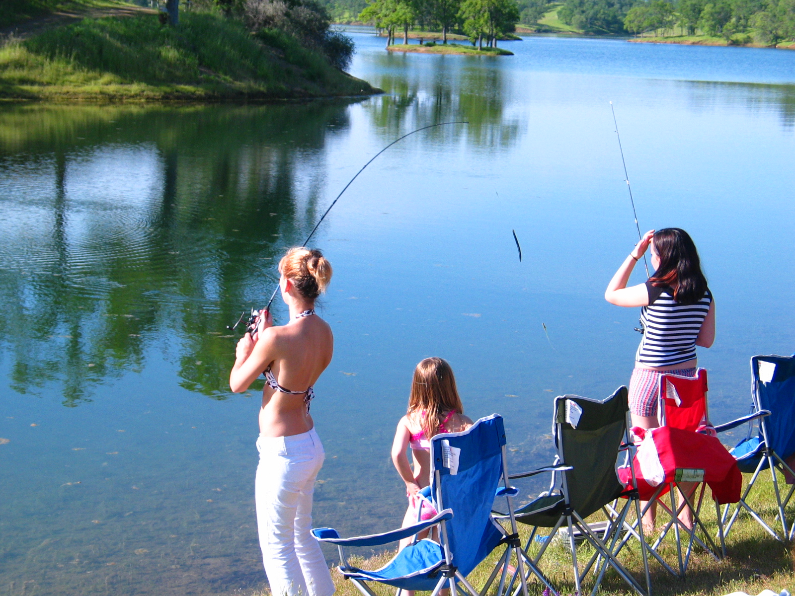 Поехали рыбачить. Летняя рыбалка. Рыбалка летом. Рыбалка на речке. Красивые места для рыбалки.