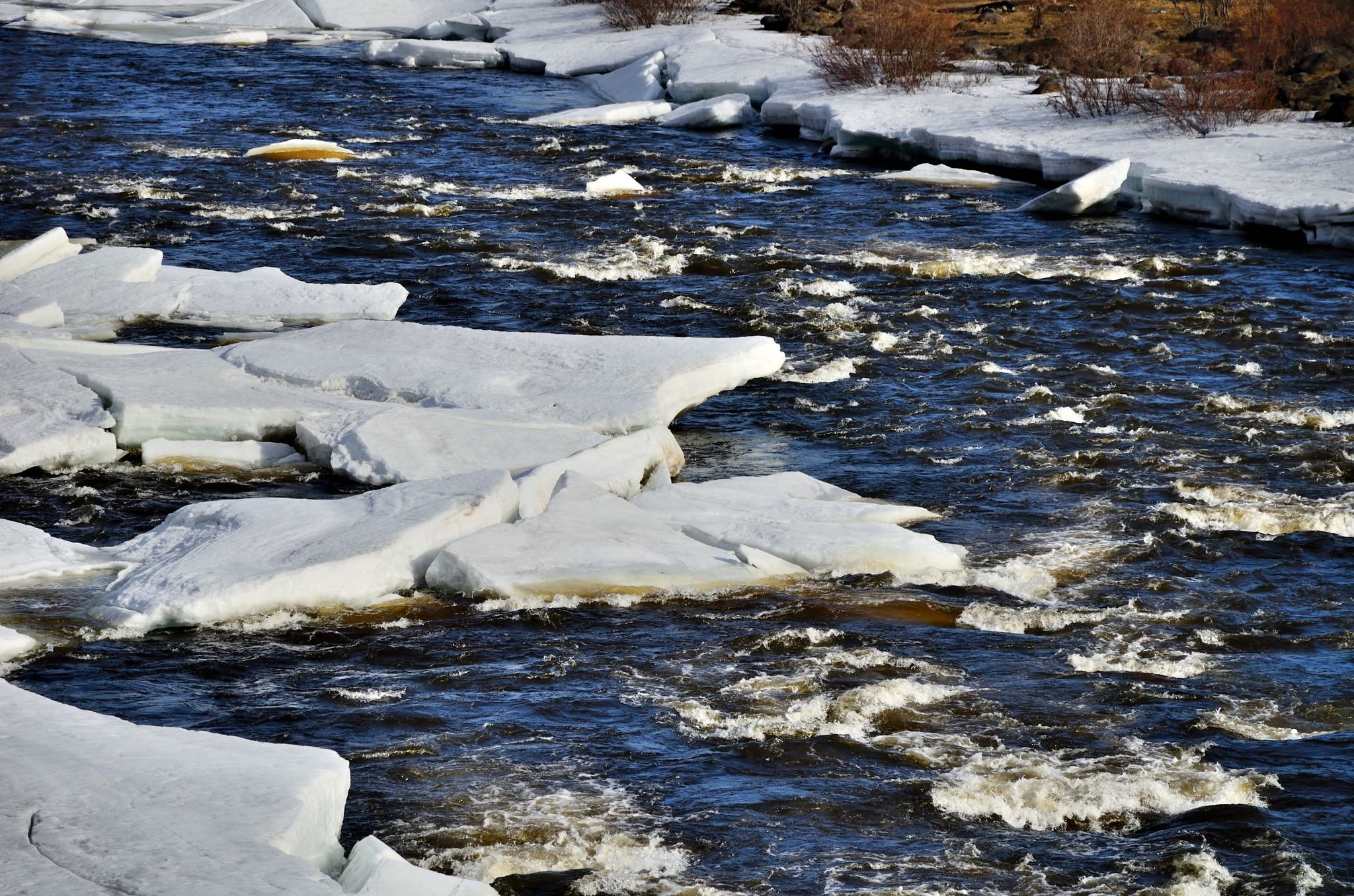 Река тает весной. Ледоход на Ветлуге. Ледоход на Днепре. Таяние льда на реке. Природное явление ледоход.